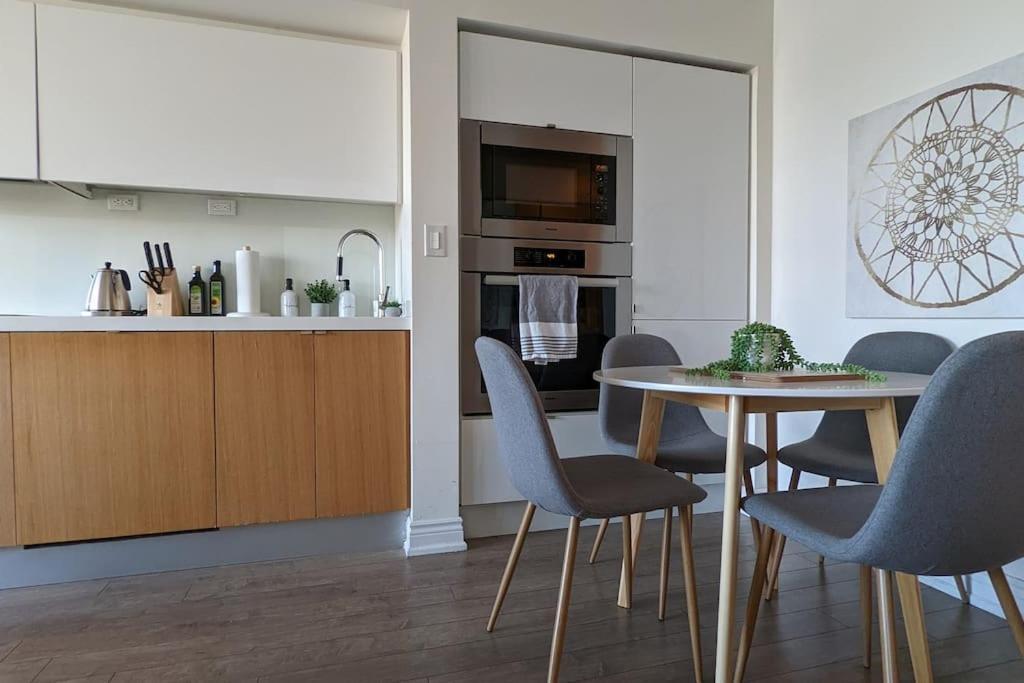 Lovely 2 Bed Condo In Downtown โตรอนโต ภายนอก รูปภาพ