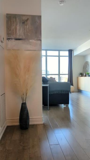 Lovely 2 Bed Condo In Downtown โตรอนโต ภายนอก รูปภาพ