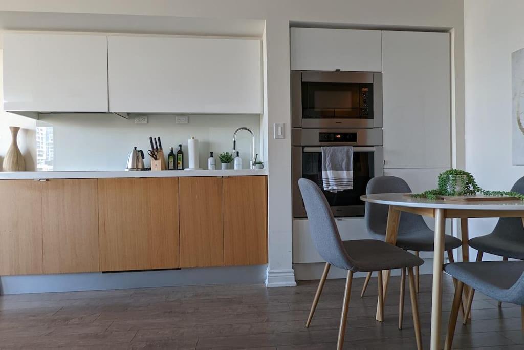 Lovely 2 Bed Condo In Downtown โตรอนโต ภายนอก รูปภาพ