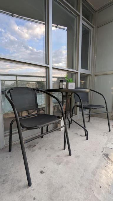 Lovely 2 Bed Condo In Downtown โตรอนโต ภายนอก รูปภาพ