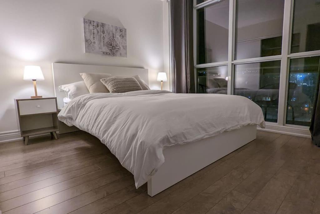 Lovely 2 Bed Condo In Downtown โตรอนโต ภายนอก รูปภาพ