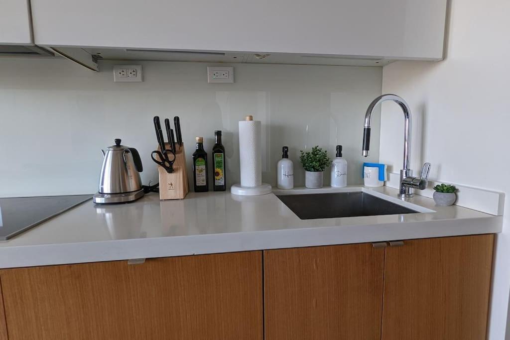 Lovely 2 Bed Condo In Downtown โตรอนโต ภายนอก รูปภาพ