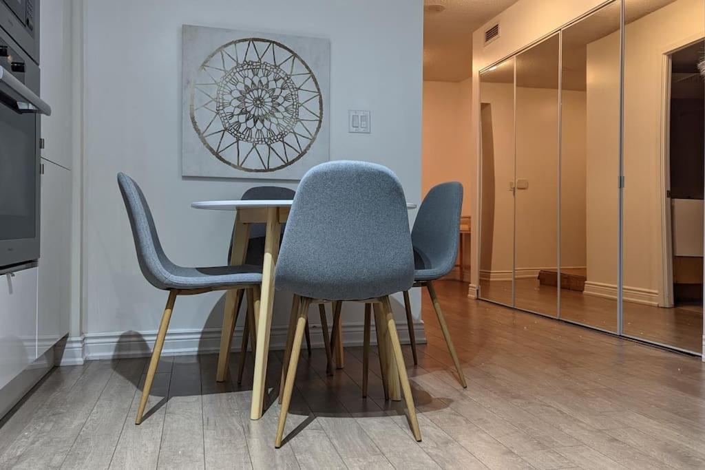 Lovely 2 Bed Condo In Downtown โตรอนโต ภายนอก รูปภาพ