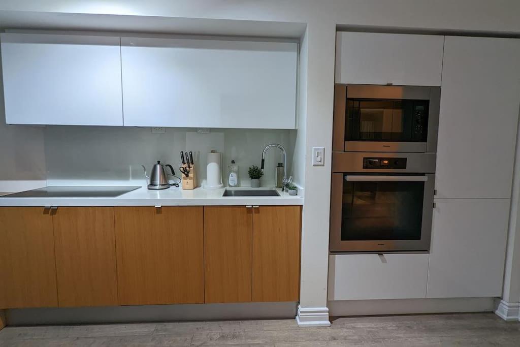 Lovely 2 Bed Condo In Downtown โตรอนโต ภายนอก รูปภาพ