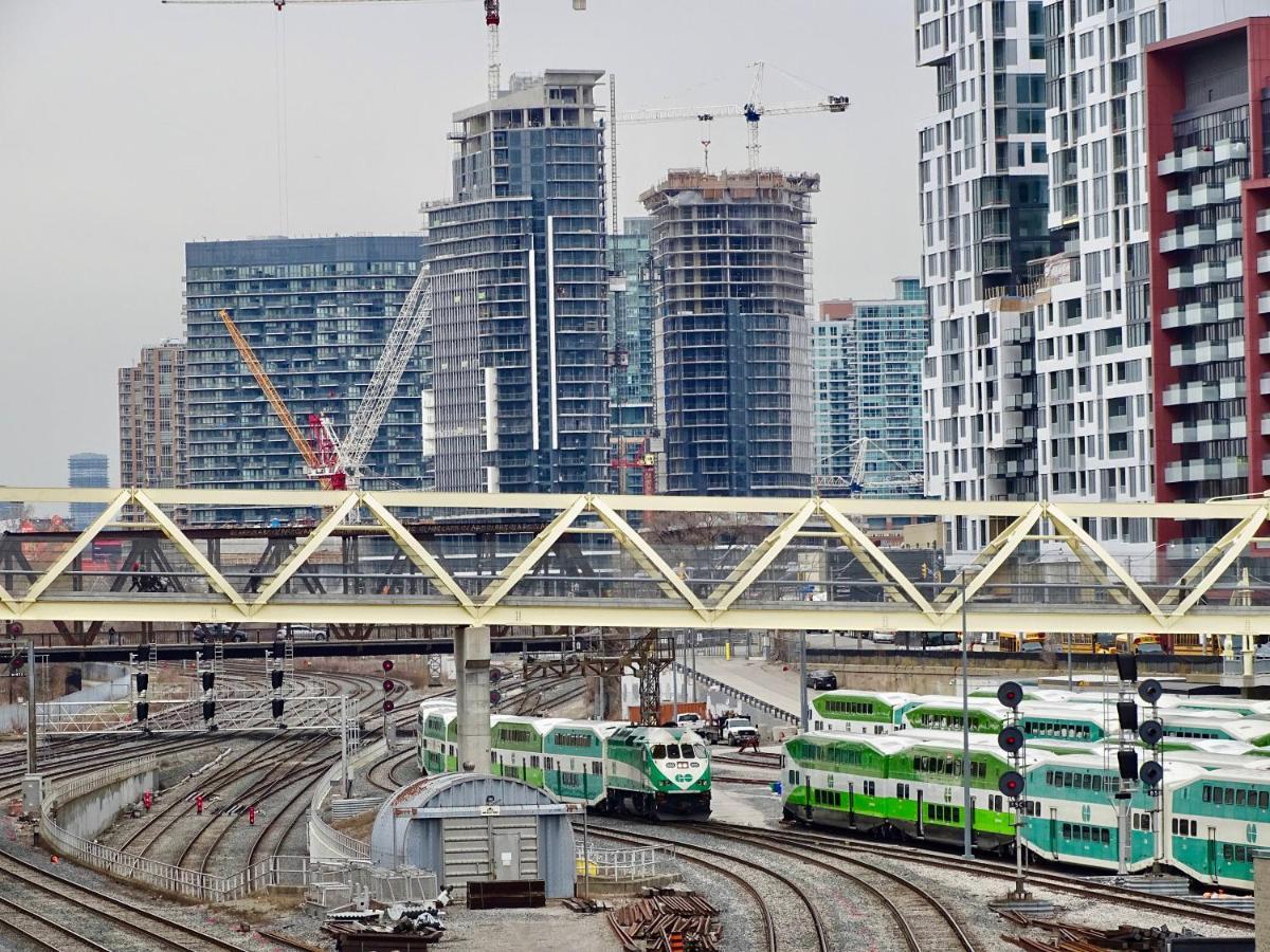 Lovely 2 Bed Condo In Downtown โตรอนโต ภายนอก รูปภาพ